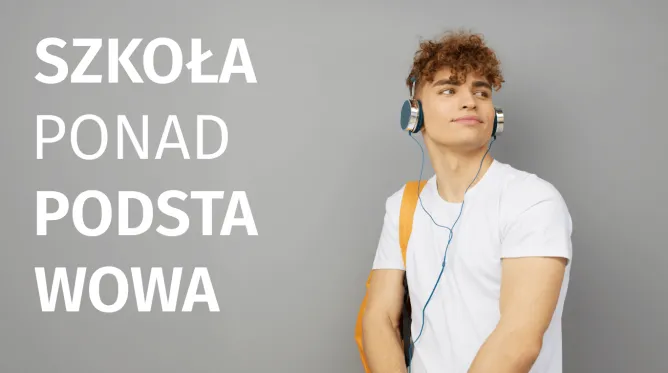 Na grafice znajduje się chłopak z plecakiem i słuchawkami, a obok niego napis szkoła ponadpodstawowa
